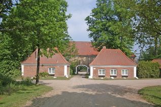 Das alte Torhaus des Gutes Schmoel stammt aus dem Jahr 1699.