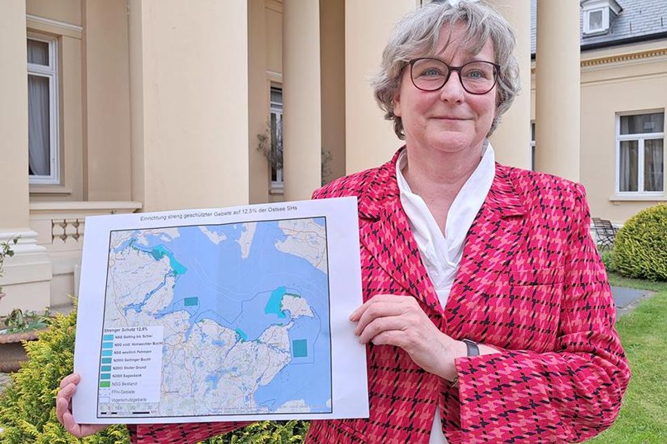 Umwelt-Staatssekretärin Katja Günther hatte eine Karte dabei, auf der die drei neuen Schutzgebiete eingezeichnet sind.