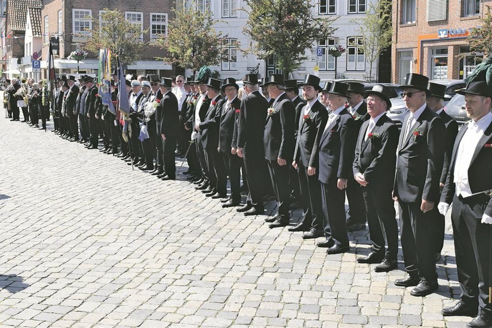 Den musikalischen „Gruß an die Stadt“ mittags auf dem Marktplatz verfolgten zahlreiche Schaulustige