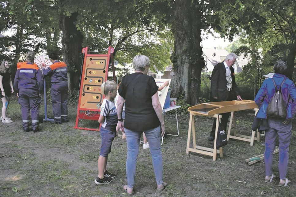 Die neu angebotenen Kinderspiele am Nachmittag zogen Klein und Groß auf den Schützenpatz