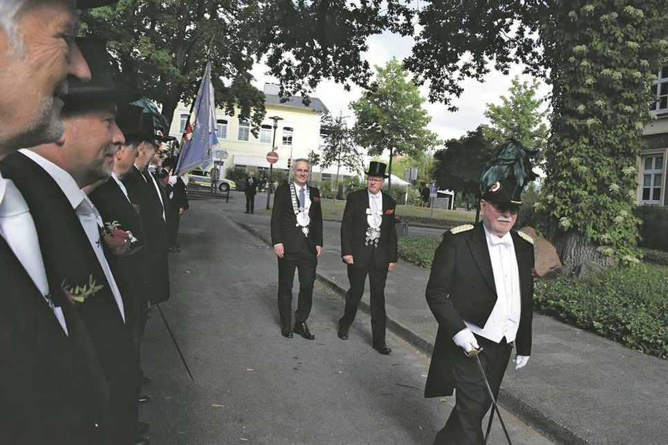 Tim Brockmann (Mitte) schritt das erste Mal als Bürgermeister die vor dem Rathaus angetretene Ehrenformation der Preetzer Schützen ab