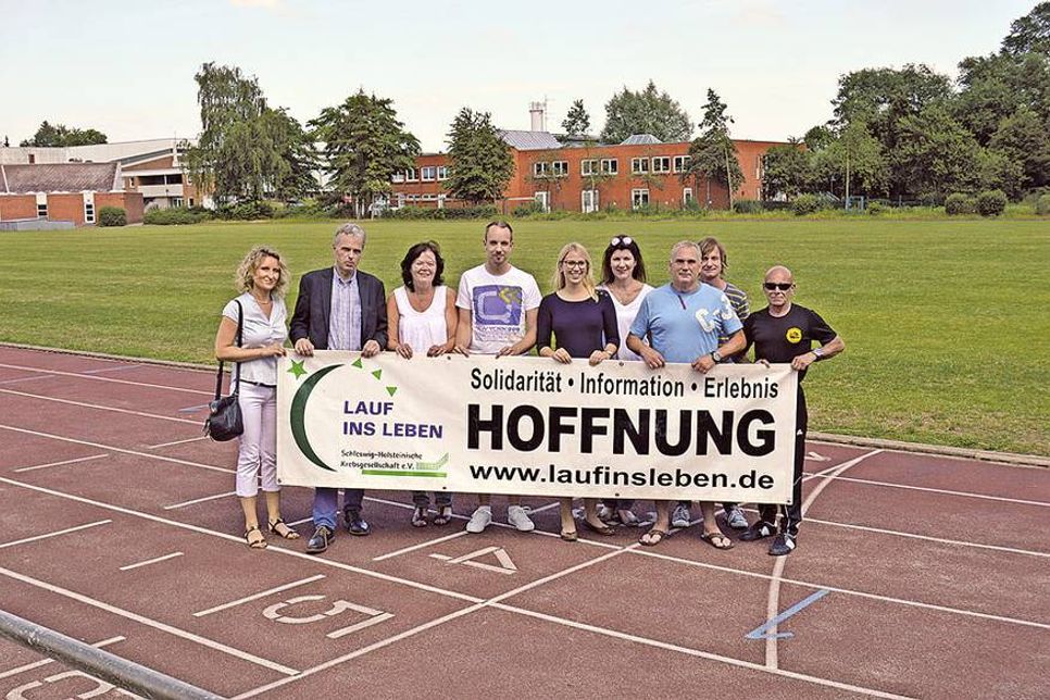 Die ehrenamtlichen Helfer und Unterstützer des Benefizveranstaltung „Lauf ins Leben“ um „Kult-Sportlehrer“ Erhard Görlich (3.v.r.)  hoffen auf ein großes Teilnehmerfeld. Mannschaftsmeldungen sind ab sofort möglich.