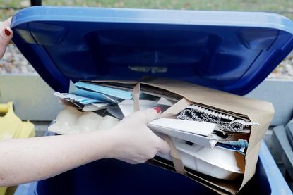 Papier und Pappe sollte vor der Entsorgung in der Altpapiertonne richtig gefaltet und zusammengedrückt werden. Foto: Mülltrennung wirkt / Steffen Jagenburg