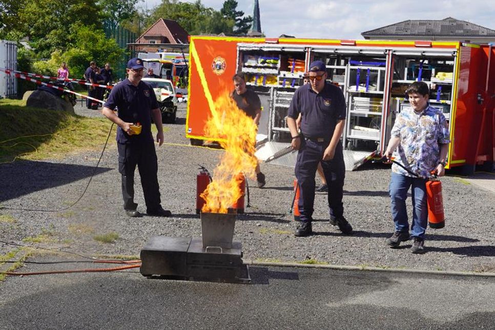 Übung mit einem Handfeuerlöscher.