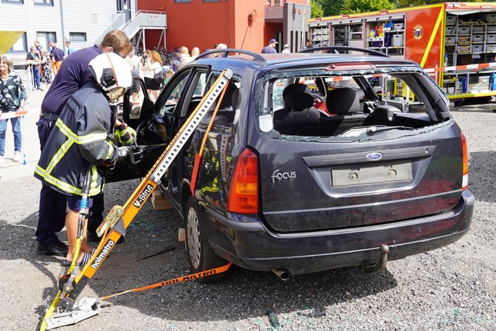 Der Umgang mit hydraulischen Rettungsgeräten konnte ausprobiert werden.