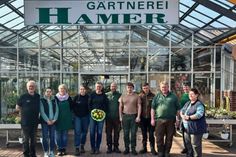 Jubilarin Marika Klemens (Mi.) mit dem Team der Gärtnerei Hamer.
