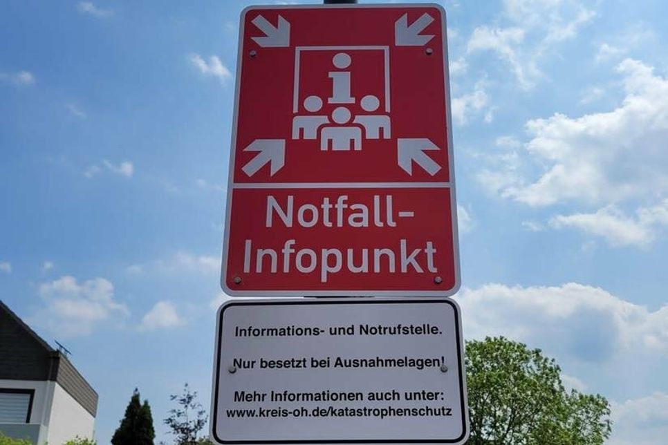 Notfall-Infopunkte bieten eine Meldestelle für Notfälle / Notrufe rund um die Uhr an und sind an großen, roten Schildern mit weißer Aufschrift „Notfall-Infopunkt“ erkennbar.
