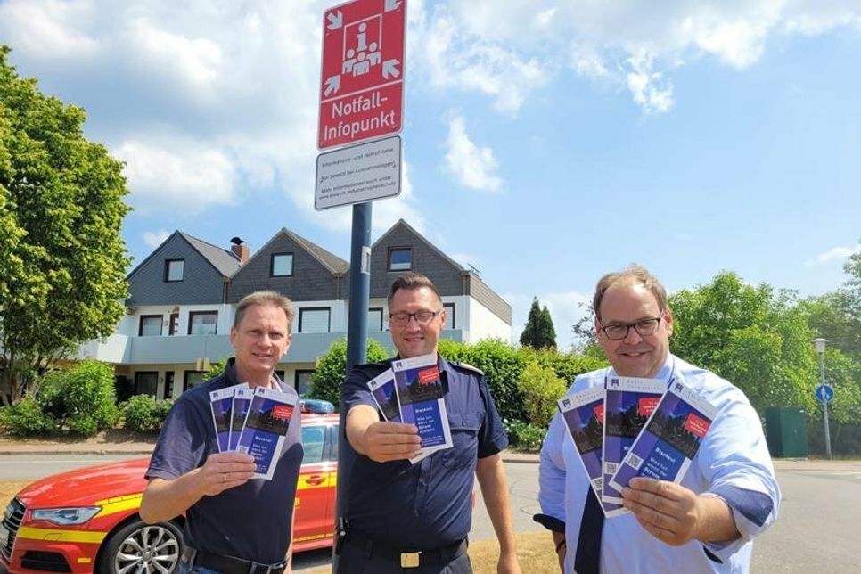 Bürgermeister Mirko Spieckermann, Stadtwehrführer Alexander Wengelewski und Andreas Schneider, Abteilungsleiter Ordnung und Soziales, (v. re.) vor dem neu angebrachten Notfall-Infoschild in Rettin.