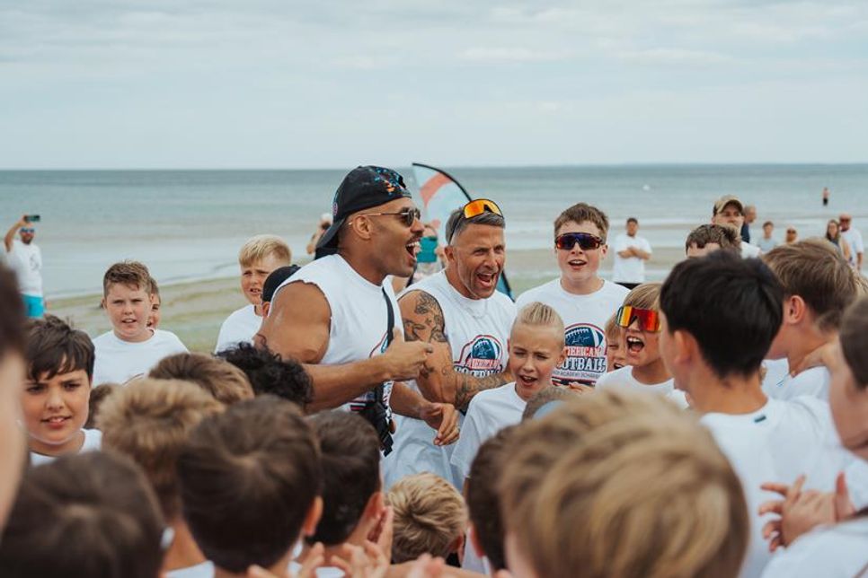 Kasim Edebali, ehemaliger Spieler der NFL, und Fernseh-Star Florian Ambrosius feuerten die Kinder bei allen Trainingseinheiten an. (Foto: www.luebecker-bucht-ostsee.de)