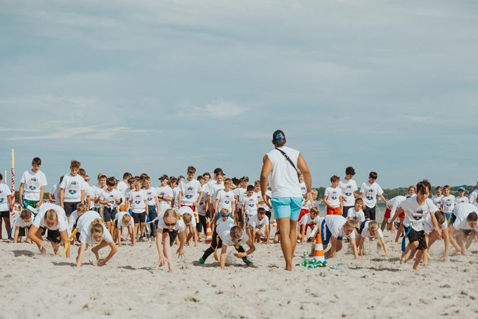 Die jungen Teilnehmerinnen und Teilnehmer erlebten exklusives Football-Training mit erfahrenen Coaches. (Foto: www.luebecker-bucht-ostsee.de)