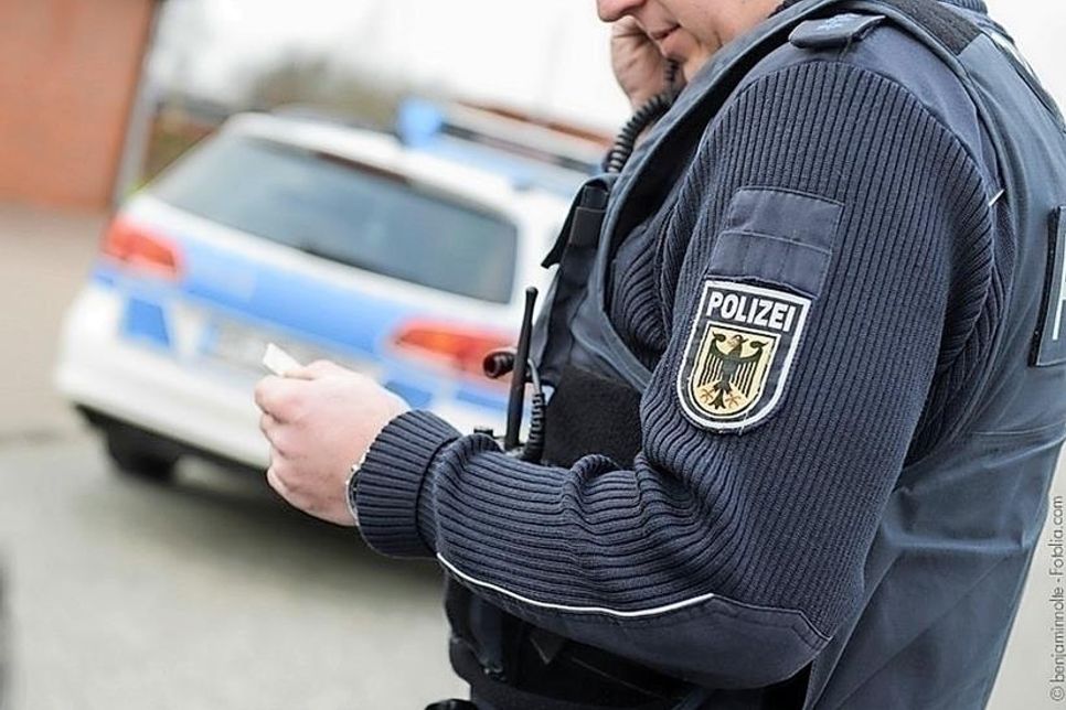 Hinweise nimmt die Kriminalpolizei in Eutin unter Tel. 04521/8010 entgegen.