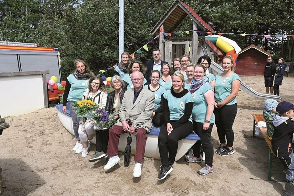 Das Team der „Zwergenhöhle“ und die ehemaligen Leiterinnen, Ehrenbürgermeister Klaus Klinckhamer und Bürgermeister Henning Pries freuten sich über das gespendete Boot zum 30. Geburtstag.