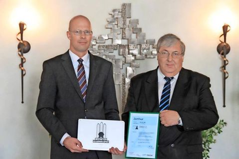 Nach den neusten Richtlinien und aktuellsten Vorgaben des Bundesverbandes Deutscher Bestatter wurde das Bestattungsinstitut von Geschäftsführer Dennis Künne und Bestattungsmeister Jürgen von Schassen mit dem Markenzeichen zertifiziert.