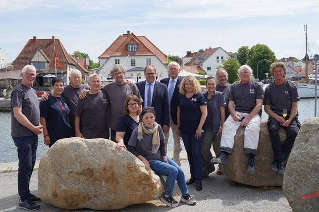 Das Organisationsteam mit den Künstlerinnen und Künstlern und Kurator Jo Kley (re.).