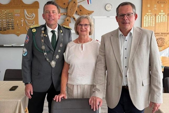 Symbolisch übergaben 1. Ältermann Sven Kiekhäfer (lks.) und Bürgermeister Sebastian Rieke die neue Bestuhlung an Marina Niestrath, Vorsitzende des Seniorenbeirates.
