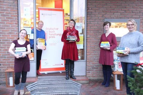 Nicht nur die beste Buchhandlung, sondern auch das beste Team, findet Inhaberin Gabriela Bendfeldt (2. v. lks.): Anne-Kathrin Abraham, Sabine Lettow, Clara Hering und Christina Reimann (v. lks.).