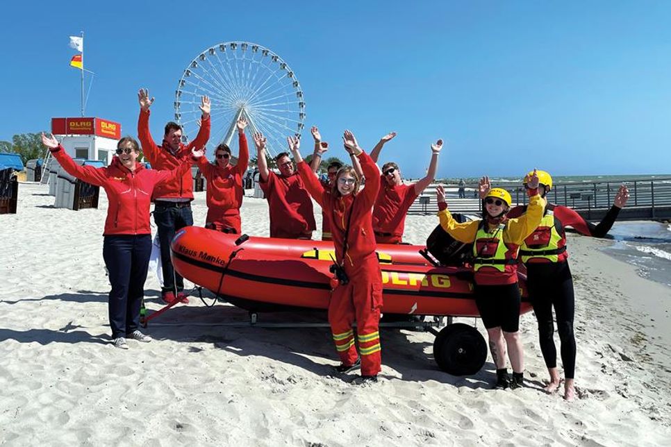 Das Team der Rettungsschwimmer in Grömitz freut sich über das neue motorisierte Einsatzmittel.