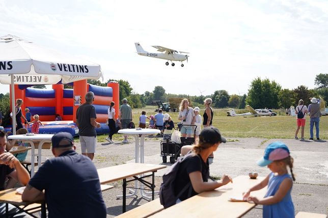 Kalte Getränke, Leckeres vom Grill, eine Hüpfburg und jede Menge Flugzeuge gab es am vergangenen Samstag auf dem Flugplatzfest in Grube.