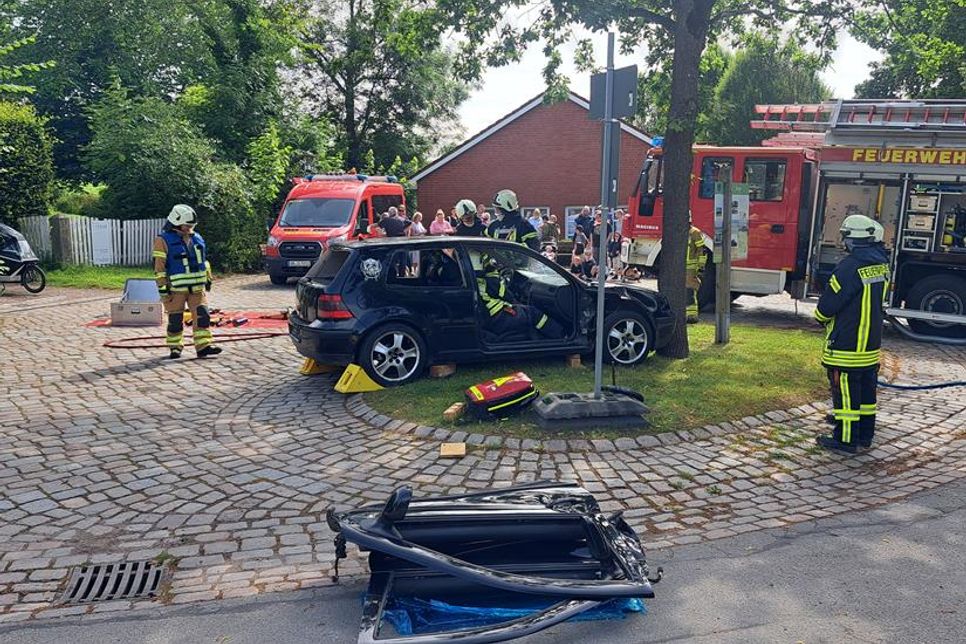 Vorführung zur Bergung eines Unfallopfers.