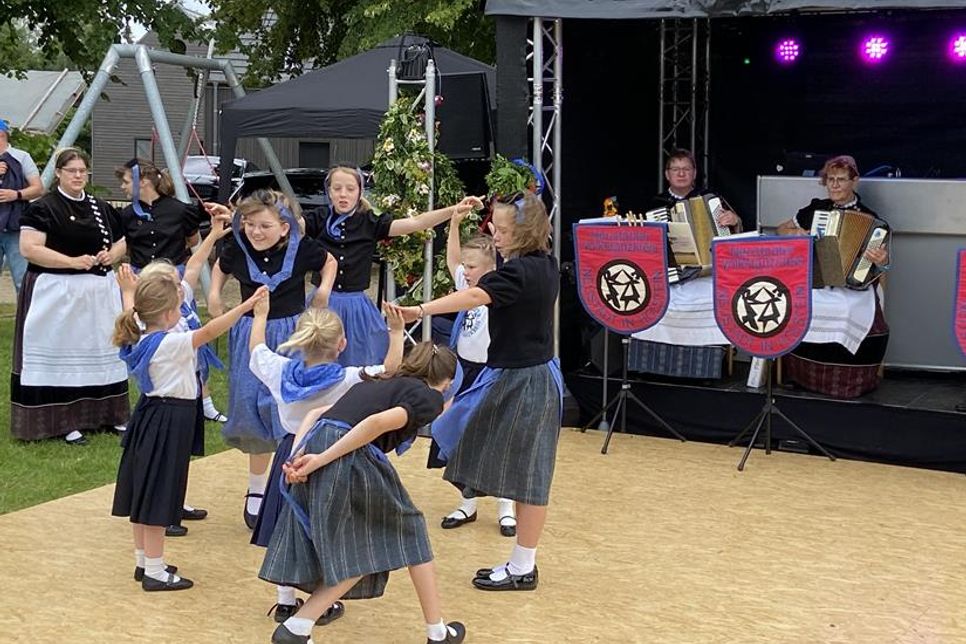 Vorführung der Kinder des Neustädter Volkstanzkreises.