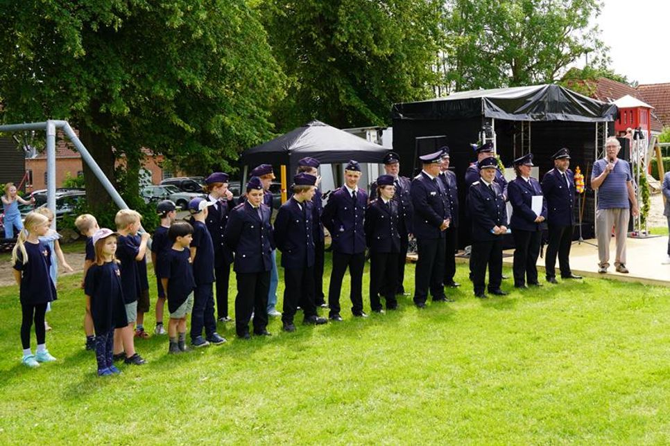 Für ihre Leistungen wurden Mitglieder der Kinder- und Jugendfeuerwehr ausgezeichnet.