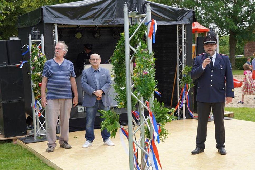 Ortswehrführer Marcel Schüler bei der Begrüßung mit zweitem stellvertretenden Kreispräsident Rainer Rübenhofer und Bürgermeister Udo Gosch (v. re.).