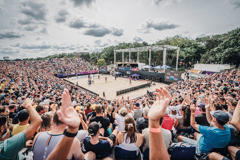 Großartiger Sport und prächtige Stimmung. Bei den Deutschen Beach-Volleyball Meisterschaften kann es in Timmendorfer Strand auch häufiger mal laut zugehen.