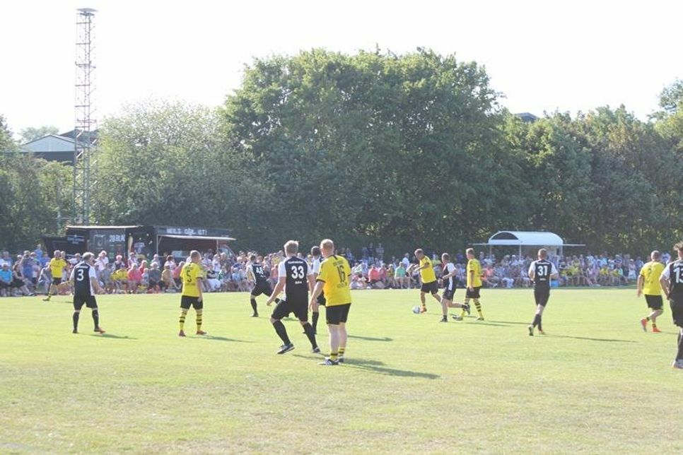 Ein Muss für jeden Fußballfan. Die Traditionsmannschaften von Borussia Dortmund, vom FC St. Pauli und die Gastro Kicker spielen beim 14. Benefiz-Turnier für krebskranke Kinder.
