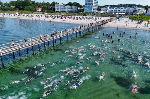 Start der zweiten Etappe des Seebrückenschwimmens in der Lübecker Bucht.