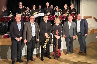 Tourismusleiter Manfred Wohnrade, Bürgermeister Sebastian Rieke, Dirigent Martin Berner, 1. Vorsitzende Heike Liebstreich, Bürgervorsteher Matthias Dammer sowie Landrat Timo Gaarz (v. lks.).