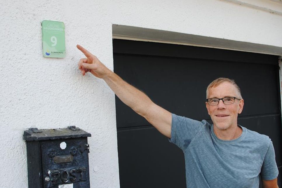 Professor Luczak erklärt, was die „grüne Hausnummer“ seines Eigenheims bedeutet.