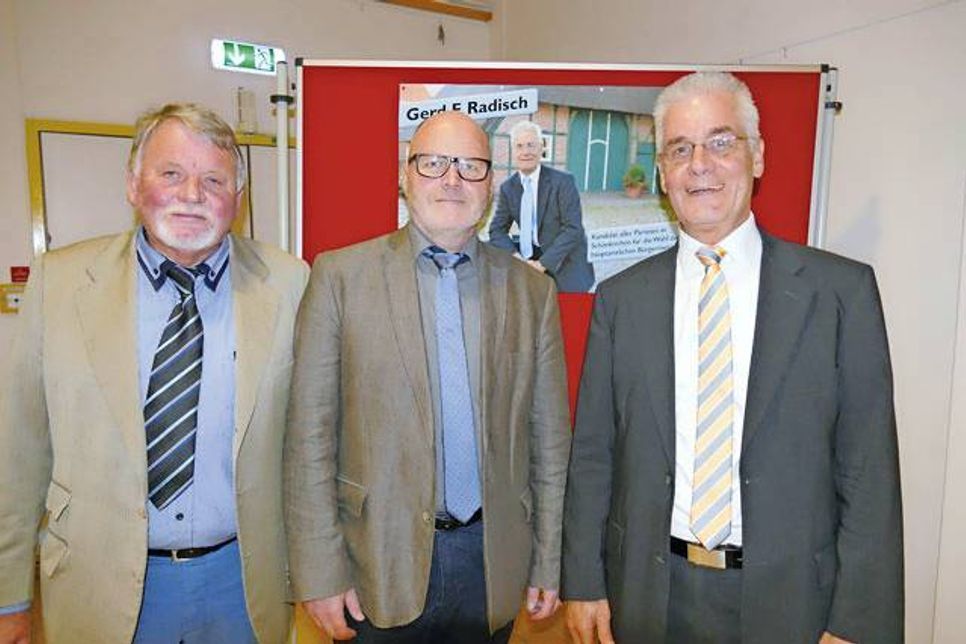 (v.l.) Schönkirchens amtierenden Bürgermeister Peter Zimprich, Amtsdirektor Ulrich Hehenkamp und Bürgermeisterkandidat Gerd F. Radisch