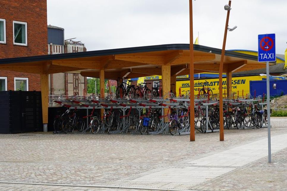 Am Bahnhof befindet sich auch ein „Fahrrad-Parkhaus“.