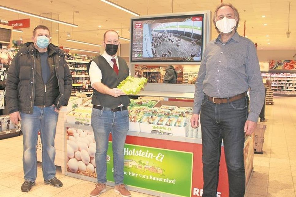 Rewe-Marktinhaber Benjamin Haase (Mi.), Manfred Scheffler (re.) und Martin Gramke wollen Vertrauen für die Verbraucher schaffen.