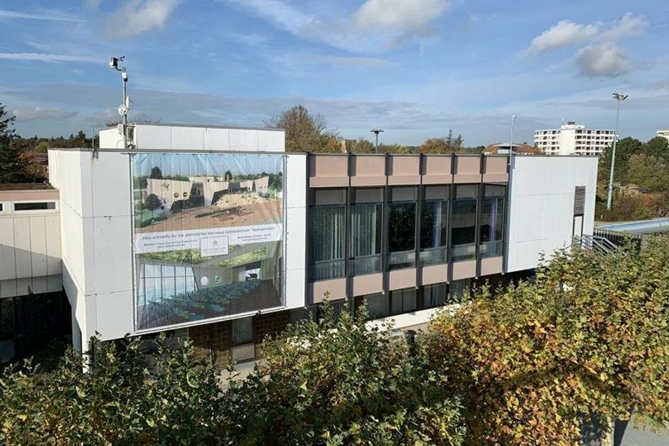 Ein großes Banner kündigt den neuen „Heimathafen“ in Kellenhusen an.