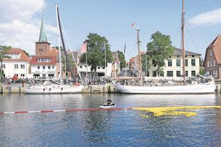 Das Lions-Entenrennen ist eine beliebte Veranstaltung am Neustädter Hafen.