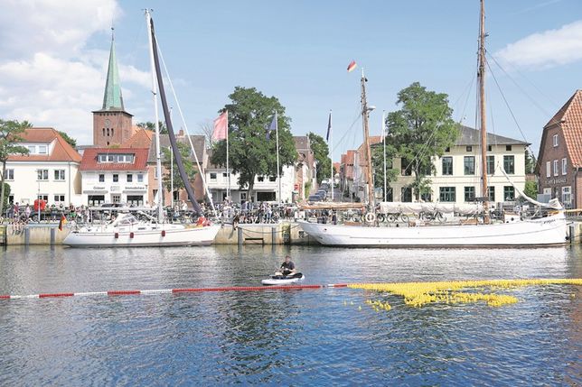 Das Lions-Entenrennen ist eine beliebte Veranstaltung am Neustädter Hafen.