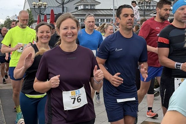 Gute Laune bei den Teilnehmenden des 10-Kilometer-Laufs.