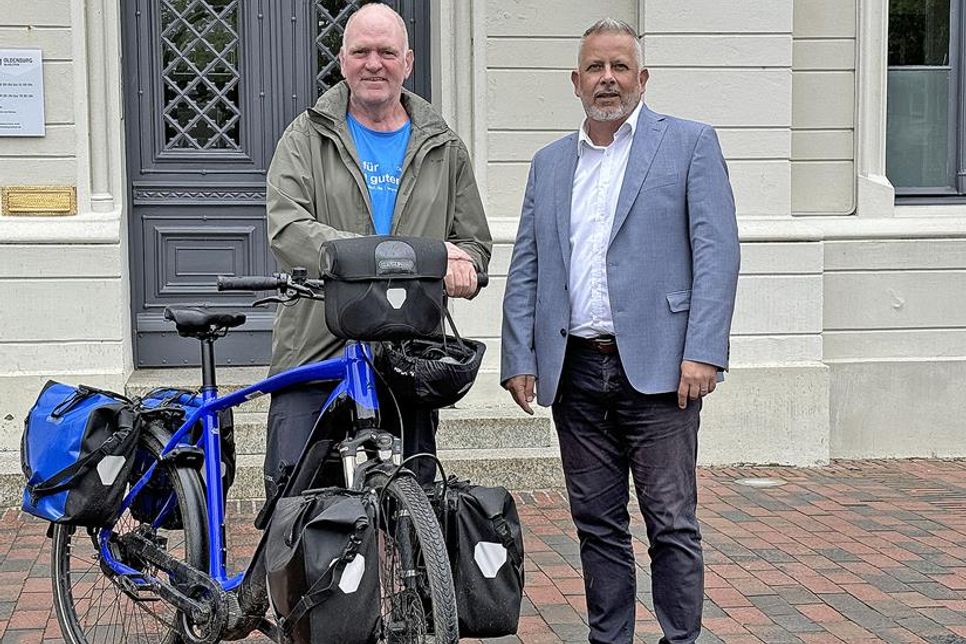 Bereits zum zweiten Mal war Oliver Trelenburg auf einer Spendentour in Oldenburg zu Gast und wurde von Bürgermeister Jörg Saba empfangen. Am Donnerstag hieß das nächste Etappenziel dann bei leichtem Nieselregen Kiel.