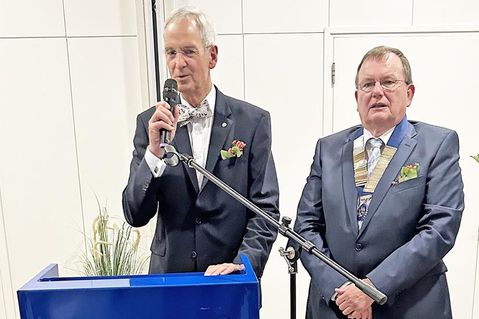 Der scheidende Rotary-Präsident Hannes Wendroth (links) hat die Präsidentenkette an seinen Nachfolger Uwe Lankau übergeben.