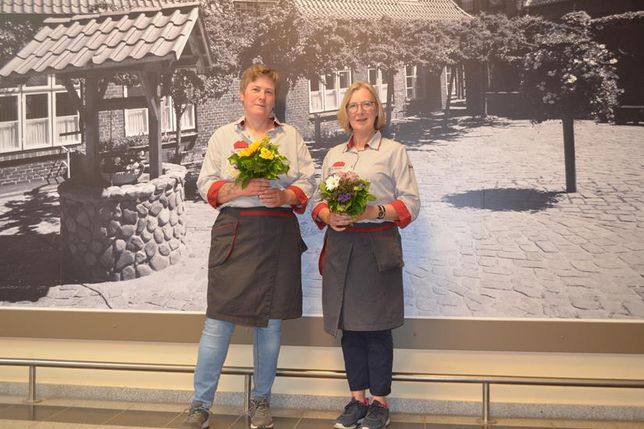 Martina Treschan und Sybille Prahl: im 50-jährigen Jubiläumsjahr von den famila Warenhäusern feiern sie 35 bzw. 40 Jahre Betriebszugehörigkeit.