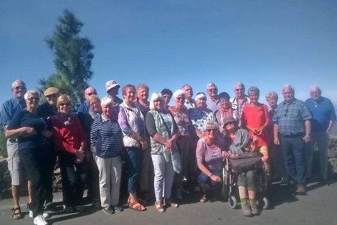 Neustadt/Spanien. Sonnige Grüße von der Insel Gran Canaria sendet die Gruppe von Möller Reisen. Das Foto entstand auf der höchsten Aussichtsplattform in der Höhe von 1950 Metern bei strahlend blauem Himmel. (red)
