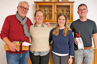 Mit einem Präsent und vielen Dankesworten wurden der Abteilungsleiter Uwe Heisler (li) und Kassenwart Marek Stobbe (re) aus ihren Ämtern verabschiedet. Juliane Stabe (Mitte li) ist neue Abteilungsleiterin. Johanna Landt (Mitte re) ist neue Kassenwartin.