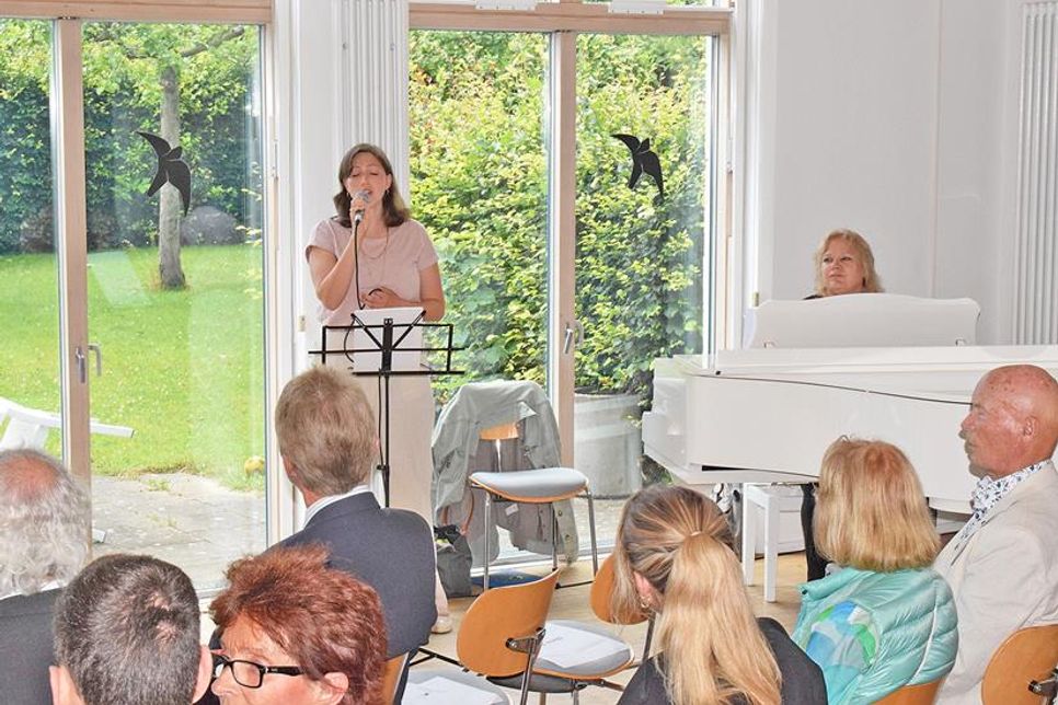 Musikalisch begleitet wurde die Feierstunde im Haus der Diakonie von Louise Lokies (Gesang) und Nicoline Uebel (Klavier), beide von der Kreismusikschule Plön.