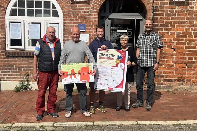 Norbert Kahl vom Museumsförderverein, Kreisfachberater Mano Salokat, Danny Seidel vom Kinder- und Jugendnetzwerk, Kirsten Friedrich von der Koordinierungs- und Fachstelle „Demokratie leben!“ und Museumsleiter Frank Wilschewski (v. lkl.) freuen sich auf die Wanderausstellung und darüber, dass das Thema Demokratie buchstäblich einen Raum im Zeittor Museum bekommt.