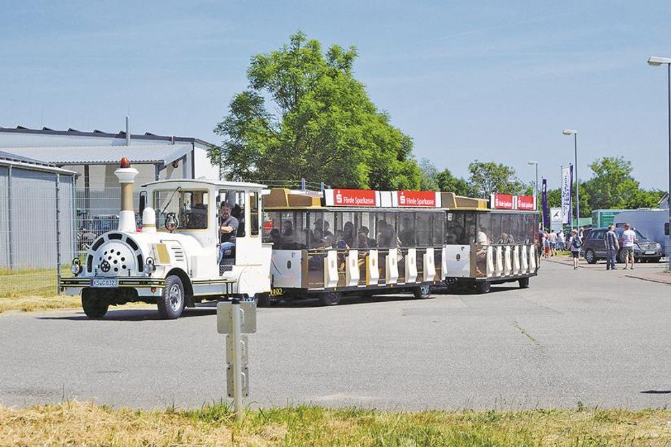 Die Bimmelbahn befördert Fahrgäste zum Nulltarif.