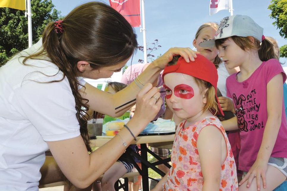 Vor allem die Jüngsten genießen das Kinderschminken. Gerne lassen sie ihre Haut farbenfroh dekorieren.