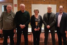 Frank Gosch (Kassenwart), Ernst Otto Kalz (seit 48 Jahren im Vorstand als Beisitzer), Anett Virsnitis (1. Vorsitzende), Jens Grunwald (Schriftwart) und Bürgermeister Mirko Spiekermann (v. lks.).