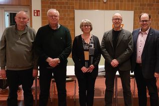 Frank Gosch (Kassenwart), Ernst Otto Kalz (seit 48 Jahren im Vorstand als Beisitzer), Anett Virsnitis (1. Vorsitzende), Jens Grunwald (Schriftwart) und Bürgermeister Mirko Spiekermann (v. lks.).