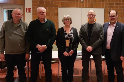 Frank Gosch (Kassenwart), Ernst Otto Kalz (seit 48 Jahren im Vorstand als Beisitzer), Anett Virsnitis (1. Vorsitzende), Jens Grunwald (Schriftwart) und Bürgermeister Mirko Spiekermann (v. lks.).